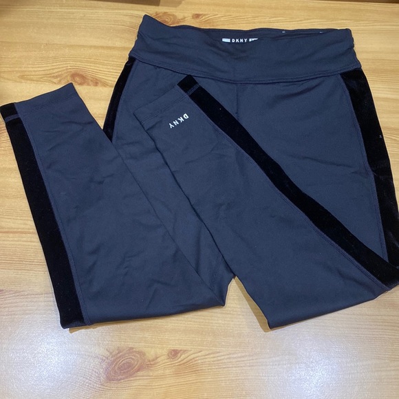 **NWOT ** DKNY YOGA CAPRI LEGGINGS 21” - Picture 1 of 6